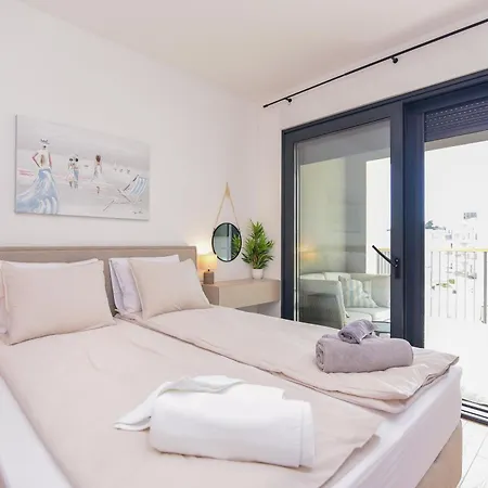Apartment Beachfront With Private Garage And Amazing Balcony With Seaview Split